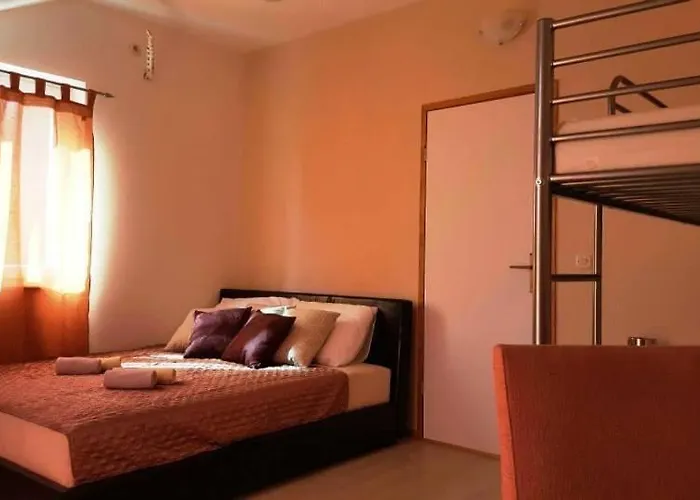 Πανσιόν Carmen Delux Privat Room!
